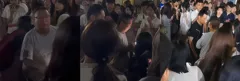 校外女生潜入女生宿舍偷拍 被大爷抓现行 围观学生误判情况引发冲突